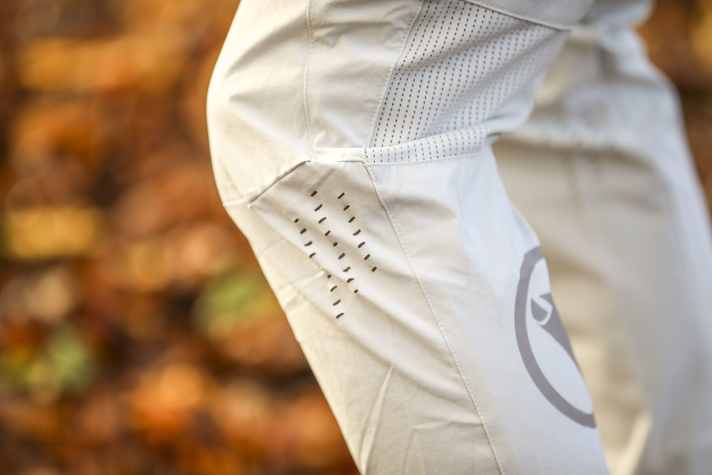 Luftiger geht’s kaum: Das eh schon dünne Material wird durch Mesh-Einsätze und Lasercuts mit Frischluft geflutet.