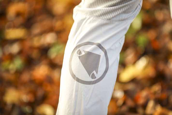 Für Sichtbarkeit im Straßenverkehr sorgt ein großer Reflex-Print.