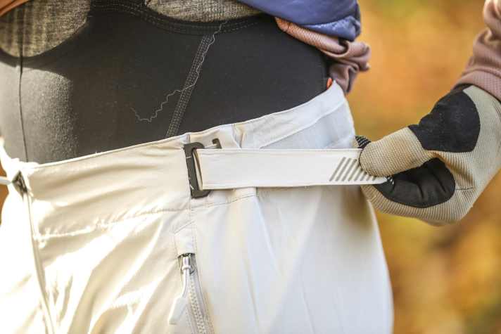 The waistband is cut slightly higher and can be adjusted in width using Velcro. Silicone at the back provides additional support.