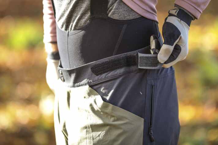 The waist size can be easily adjusted over a large area using Velcro.