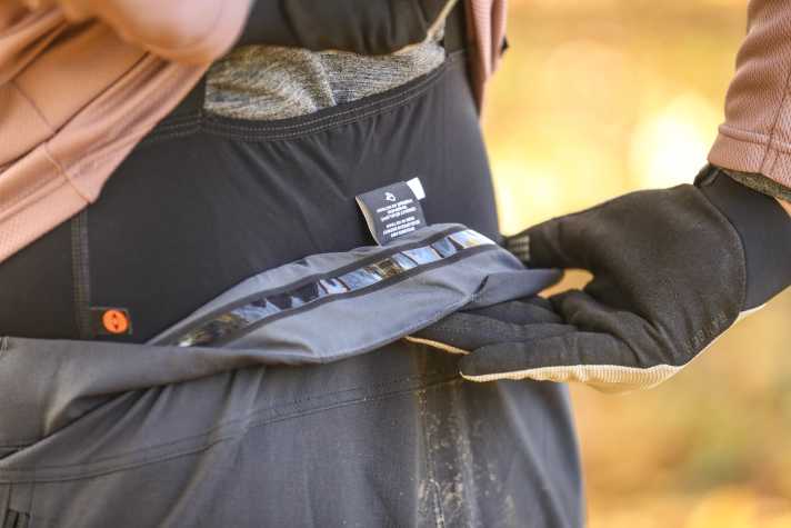 Damit die Hose auch beim Treten nicht rutscht, erhöht ein Silikonband am Heck den Grip der Hose.