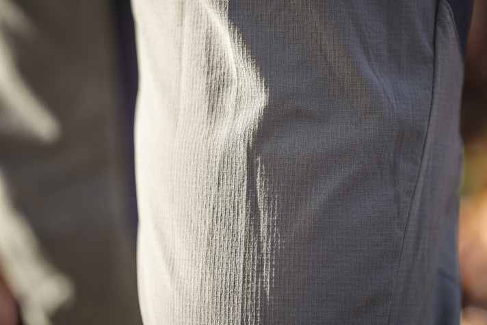 Robustes Ripstop-Gewebe sorgt dafür, dass man von der teuren Hose auch lange etwas hat.