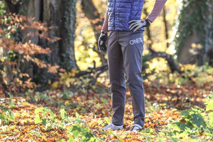The Trailfinder Pants have a comfortable cut and are neither too tight nor too wide. The material is slightly heavier, but robust.
