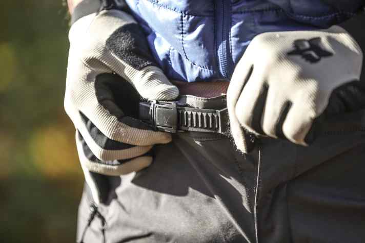 Der Ratschenverschluss kommt auch bei anderen Herstellern zum Einsatz - kein Wunder, damit lässt sich die Hose unkompliziert schließen und anpassen.