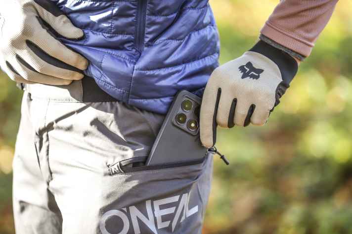 The two zip pockets are slightly offset to the side so that the contents do not interfere with pedalling.