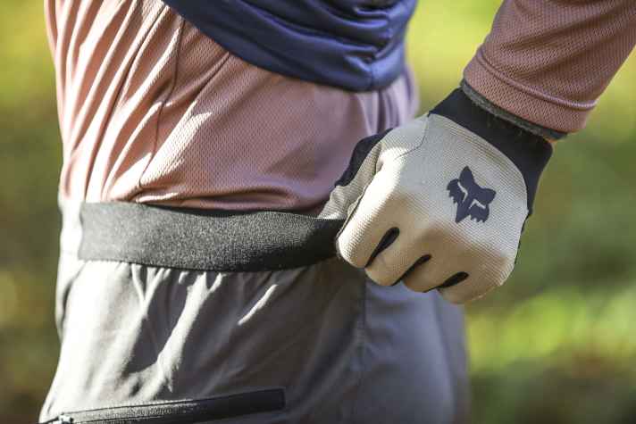 Thanks to the stretch insert, the waistband is stable even when pedalling, but could be cut a little higher at the rear.