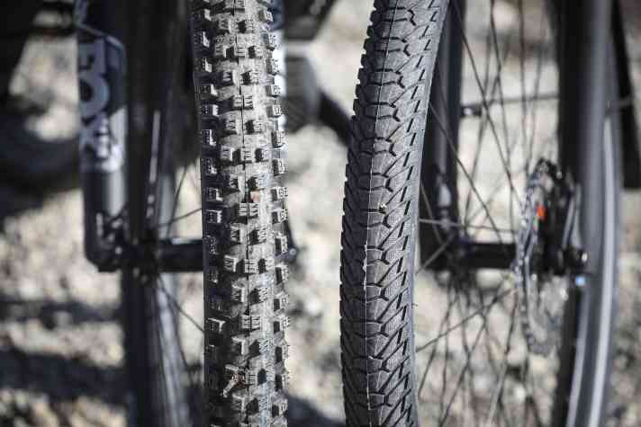 Die Reifenwahl entscheidet maßgeblich über den Einsatzbereich. Das heißt aber auch, in gewissen Grenzen kann man mit wenig Aufwand das Bike für mehr Straße oder für mehr Gelände anpassen.