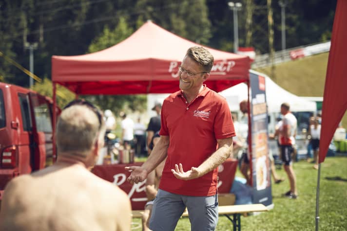 Nutrition tips from the expert: Roland Jentschura is always happy to take the time for a chat with the Transalp finishers.