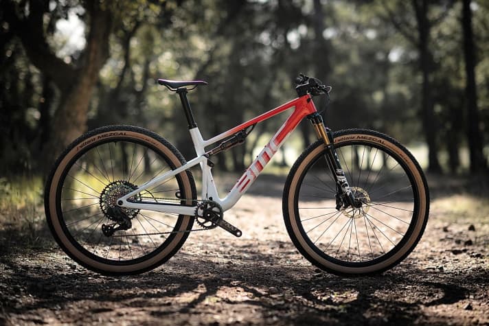 The new BMC Fourstroke 01 marathon race bike with automatic dropper post is one of the most exciting new bikes for the 2023 model year. 