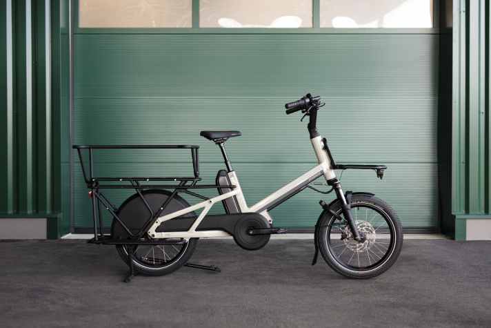 The redesigned frame with a low step-through, a suspension fork for more riding comfort and a new bipod stand for more stability are the most important new features of the Moustache Lundi 20 Cargo.