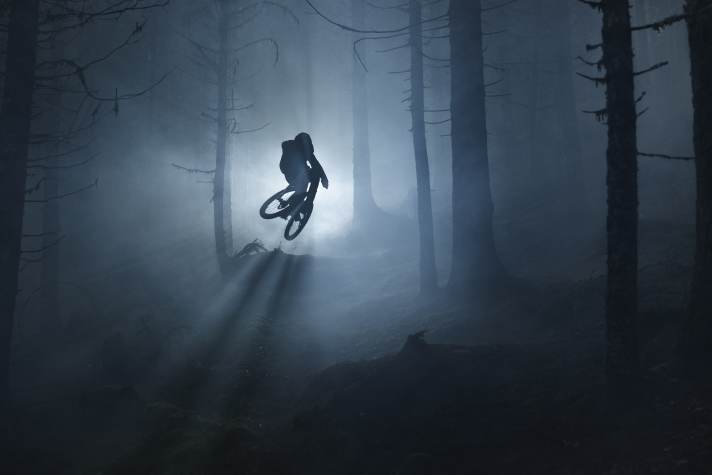 „The Walking Dead“-Optik: Freeride-Profi Eliott Lapotre segelt durch den Nebelwald in den heimischen Vogesen.