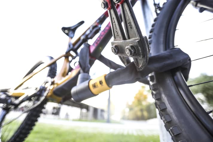 Rapidement distrait, le vélo s'envole. Le tarif Barmenia protège également contre le vol par ruse.