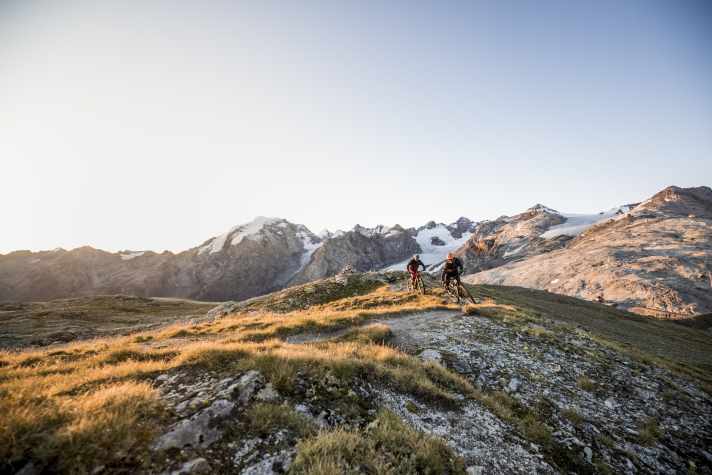 The grass on the Dreisprachenspitze can also shimmer golden in the morning.