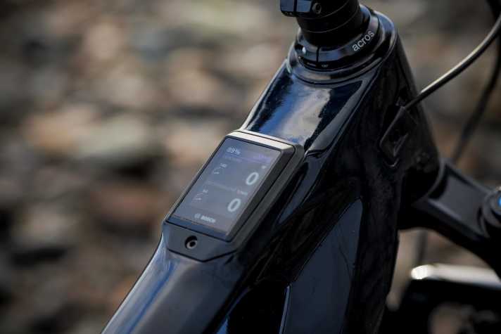 The Kiox display is integrated into the top tube of the E-Riot.