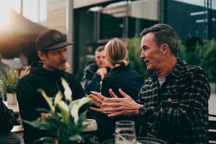 BIKE test manager Peter Nilges (left) in dialogue with Claus Fleischer, division manager at Bosch eBike Systems.