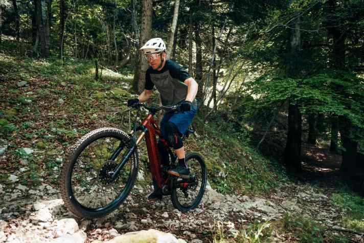 Der prägnante Extended Boost schiebt effektiv über Stufen und Steinfelder hinweg. Besonders in verblockten Passagen ein hilfreiches Tool.