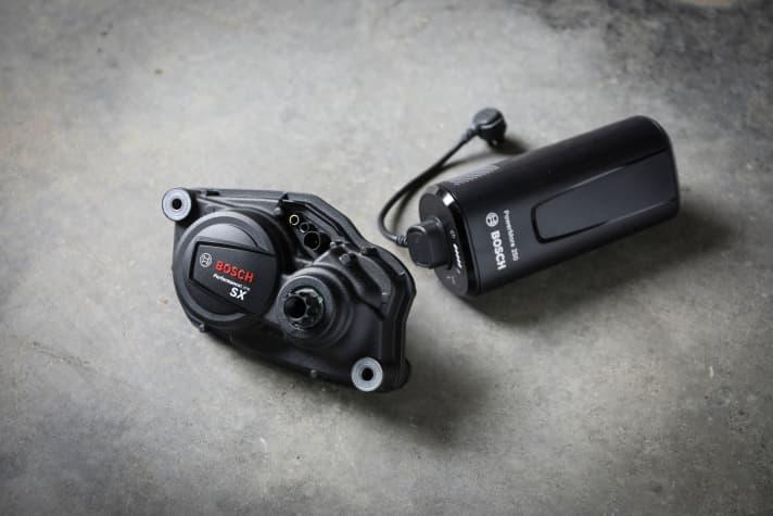 The Bosch Powermore 250 range extender fits into the bottle cage and is also compatible with the normal CX. We do not yet have a picture of the Framepack 400, which could be used as a double battery. Both batteries should be available from autumn.