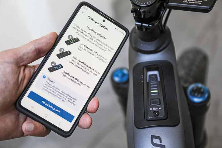 While the installation is running, the progress is shown on the display. If necessary, LEDs on the system controller or LED remote flash green.