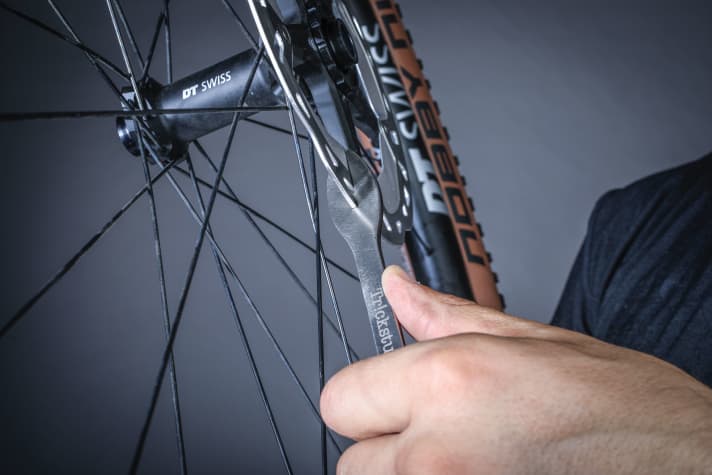 Align brake disc with alignment tool