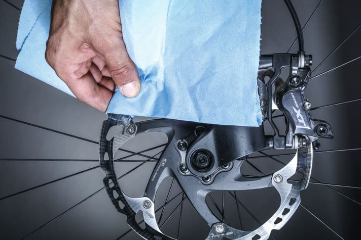 Ausrichten der Bremsscheibe. Vorsicht: Bremsscheibe vor Fett schützen!