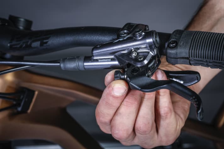 Adjustment of the grip width on the brake lever using a knurled screw.