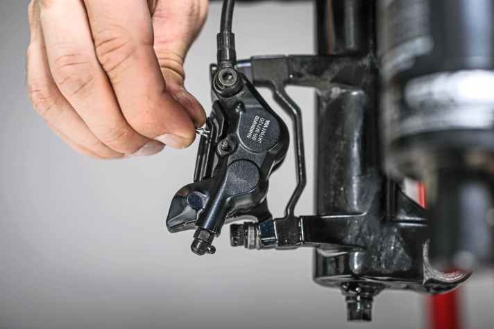 The locking pin additionally secures the locking screw against falling out.