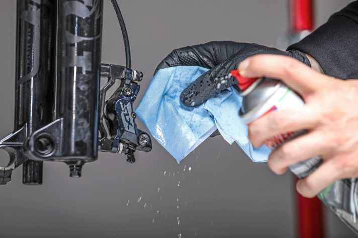 Use a clean cloth and degreasing cleaning agent (brake cleaner, isopropanol) to clean the caliper and piston.