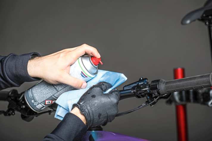 Finally, the brake must be bled and then cleaned. Shortening the lines therefore requires appropriate expertise.