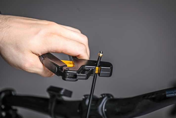 Use a cable cutter to shorten the cable to the desired length. If in doubt: it is better to be a little too long than too short.