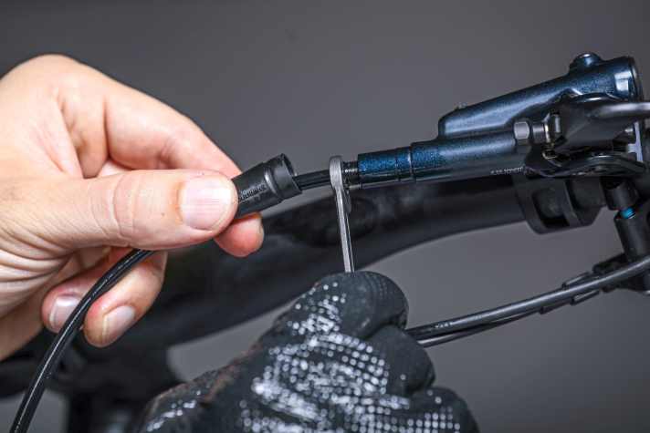 Use the union nut to sensitively secure the cable. The cable and brake lever are pressed tightly together using the olive.