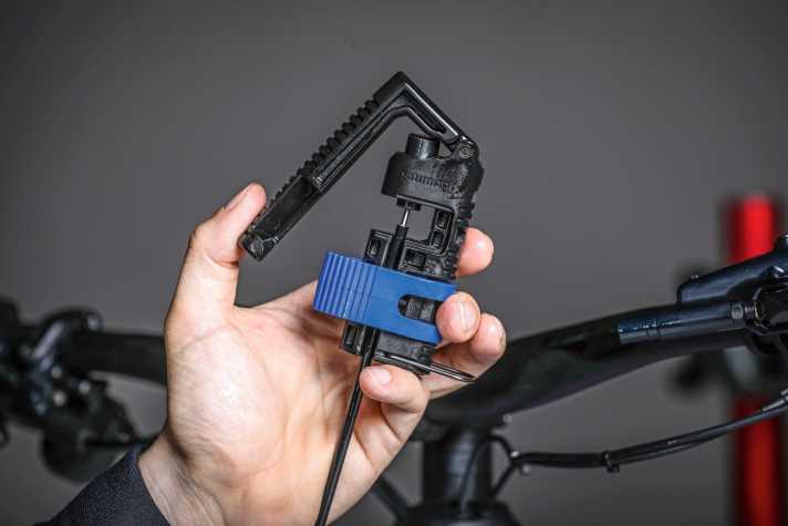 Crimp the pin either with clamping jaws and a hammer or with a suitable special tool.