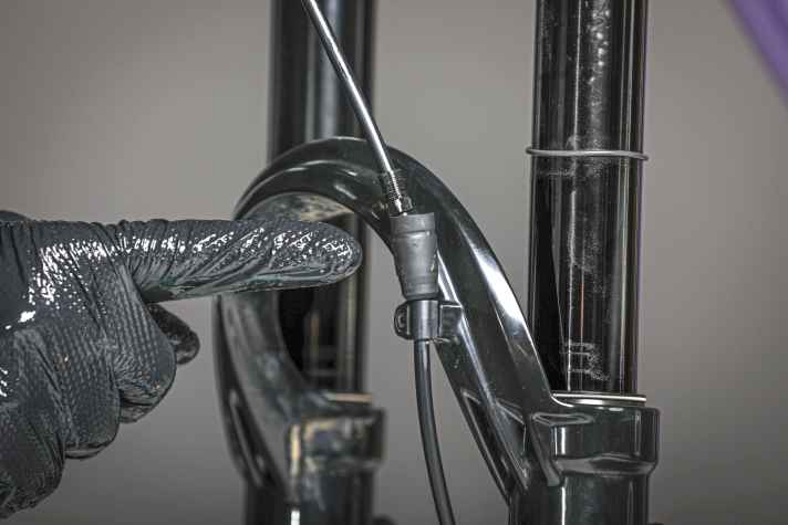 Allow the union nut and covers to slide up to the fork bridge. Otherwise they are easily forgotten afterwards when the new olive is already on the pipe.