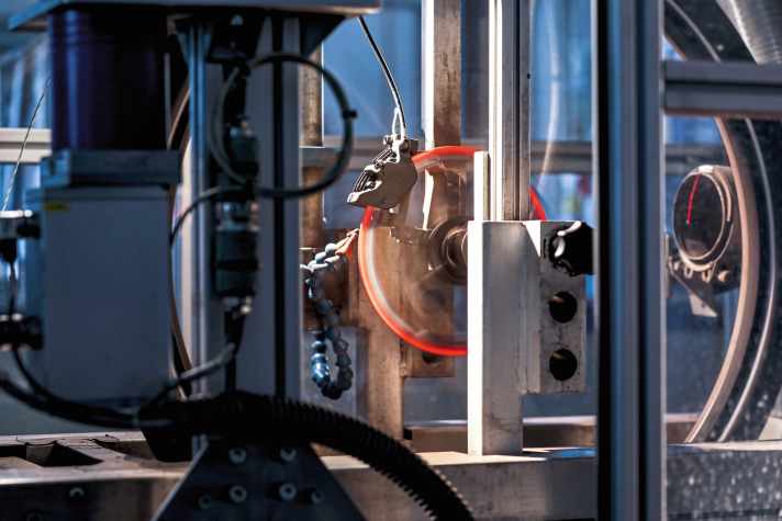 Ganz so heiß muss die Bremse beim Einbremsen nicht werden. Mehrfache Vollbremsungen lösen aber die Trennschicht vom neuen Belag, entfernen Verunreinigungen und spielen Scheibe und Beläge aufeinander ein.