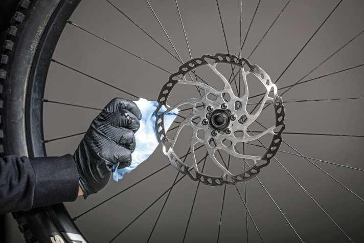 A clean cloth with isopropanol is also used to clean the windscreen.