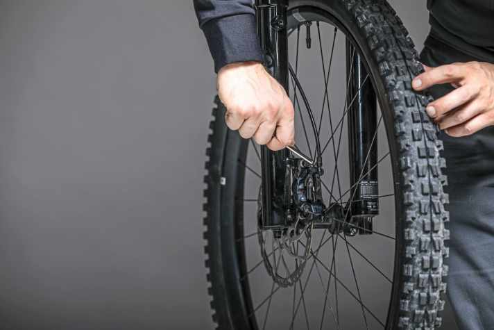 Nach dem Einbremsen den Sattel noch einmal ausrichten. Dazu den Sattel lösen, die Bremse ziehen und den Sattel gefühlvoll wieder fixieren. Läuft die Scheibe nicht schleiffrei, mit Feinarbeit nachhelfen.