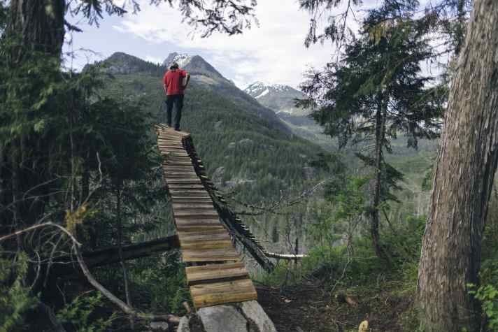 Just don't tear up the handlebars!
With his ladder ride, Brage Vestavik takes up
to the pioneering days of freeriding.