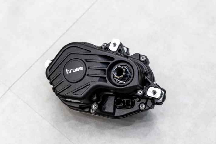 Fotografiert auf der Eurobike 2023: Mit 219 x 134 x 98 mm fiel der Prototyp kompakt aus. Mit 2,9 Kilo war er leichter als der Vorgänger. Im heutigen Konkurrenzvergleich ist das kein Spitzenwert.