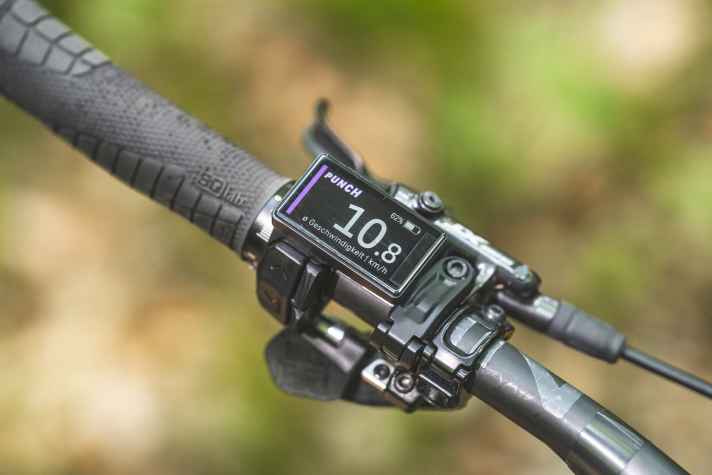 Brose's "Control Allround" is a combination of remote lever and small display, which is positioned directly on the handle.