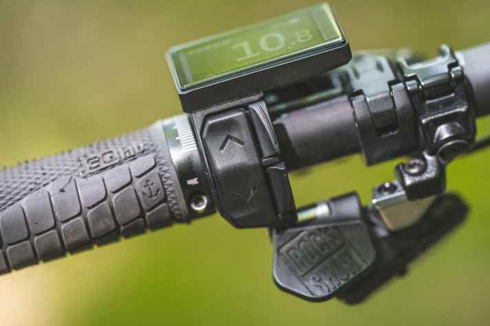 The two buttons on the left control the motor assistance, while the buttons on the right guide you through the menu (top) and activate and deactivate "Punch Mode" (bottom).