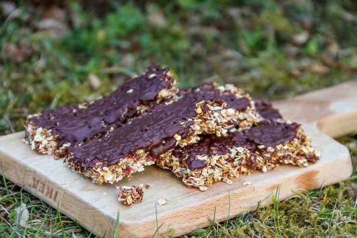 Whether homemade or bought: Oatmeal-based energy bars contain a lot of fibre, which can delay the availability of carbohydrates.
