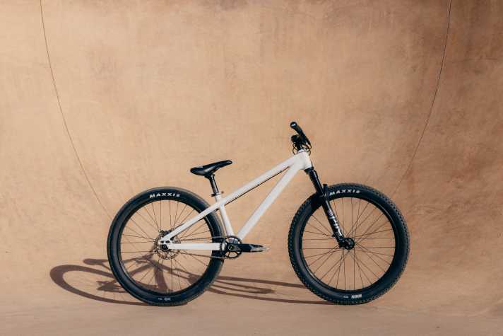 Das Rose Bruce fliegt in der neuen Farbe “Cloud” ab 1199 Euro durch den Skatepark.