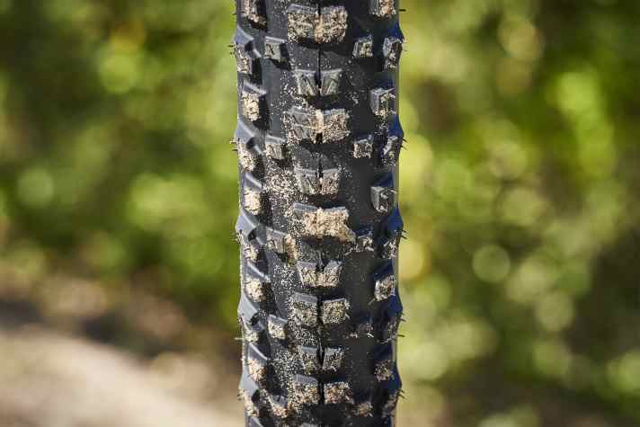 Der Montrose ist ein Reifen für schnelle Trails mit gutem Kurvengrip. Vor allem die Seitenstollen sollen am Montrose guten Halt in Kurven bieten