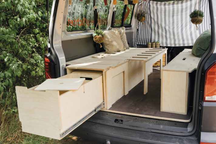 Ready-made modules also make it easy for hobby craftsmen to install the various living space elements for the do-it-yourself camper. Here you can see the Buildify series from Hornbach.