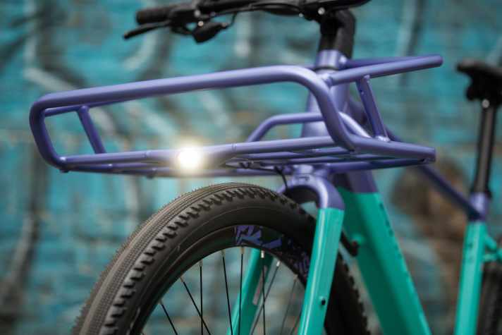 A high-quality front light is integrated in the luggage carrier.