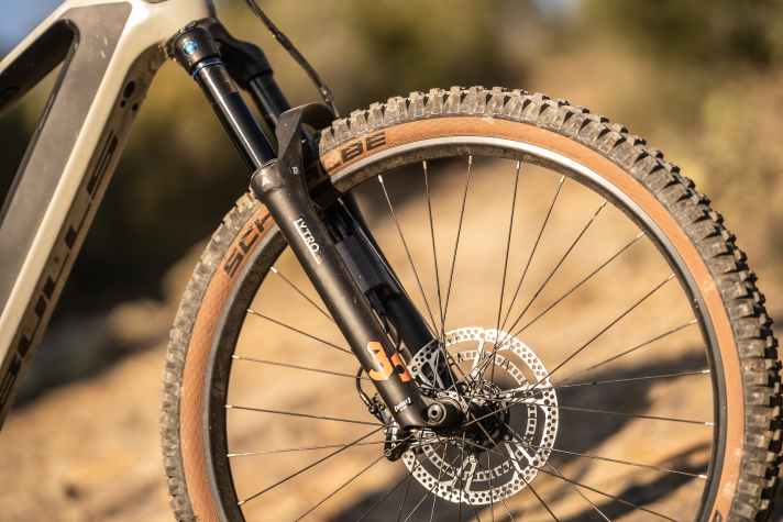 The Zeron 36 has a classic design. Aluminium stanchions with magnesium casting. Rebound at the bottom, compression at the top, air pressure in the left fork leg.