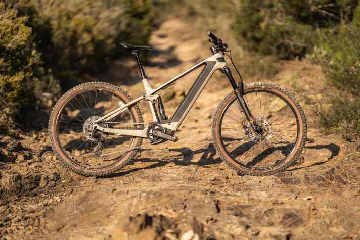 Bulls Sonic AM 2 ABS: Bosch CX // 800 Wh // 150/140 mm // 29 inch // 25.9 kg // 5999 euros.