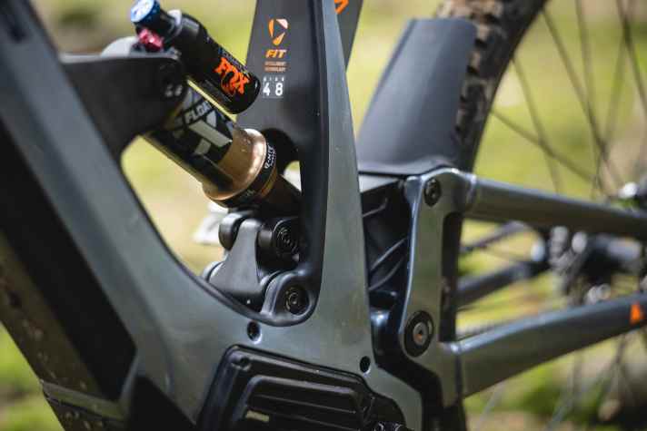 The one-piece aluminium swingarm sits on a large main bearing. However, the shock absorber is articulated via a complicated lever system (4-link swing arm). The rear suspension was fully convincing in the test.