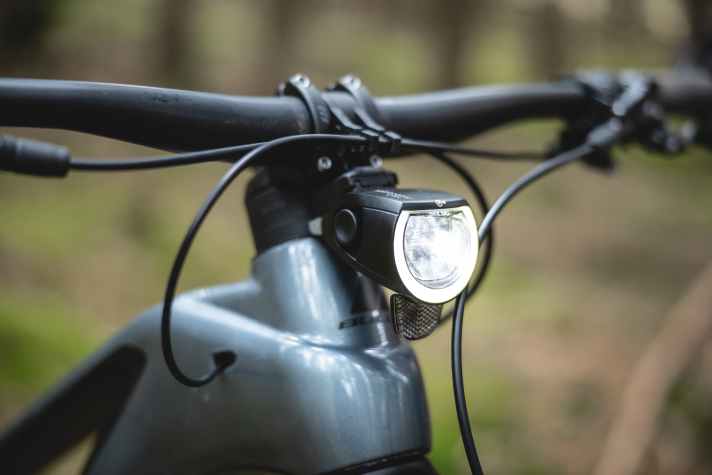 An der Front kann über eine magnetische Monkey-Link-Schnittstelle optional ein Licht angeklipst werden.