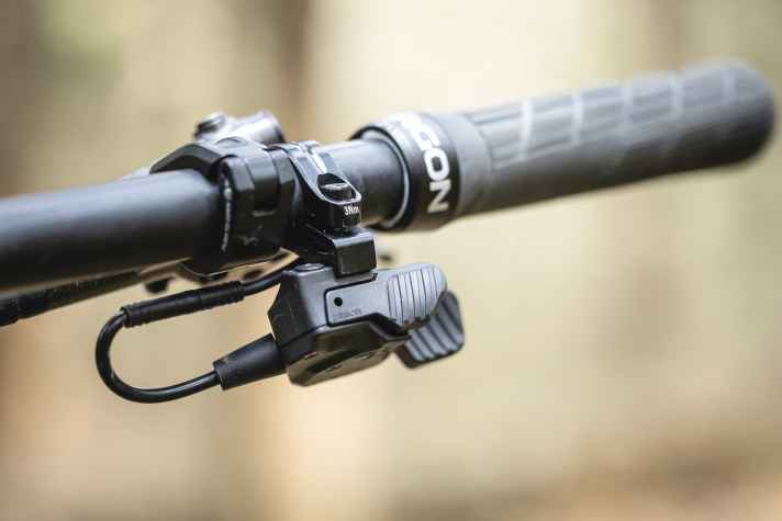 Per Trigger wechselt der Pinion die Gänge super zackig und fast unspürbar. Nur beim Doppelshift zwischen vier und fünf sowie acht und neun ruckelt’s etwas mehr.