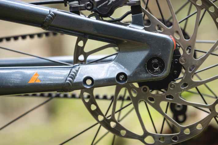 Das Vuca ist für die Montage eines Seitenständers vorbereitet - und zusätzlich ist der Anhängertransport freigegeben.